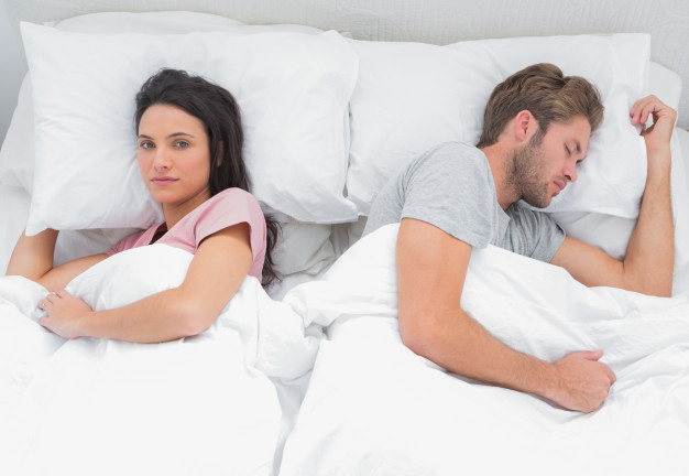 pareja durmiendo De espaldas y separados
