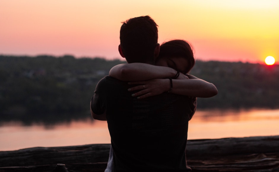 Pareja abrazandose fuerte