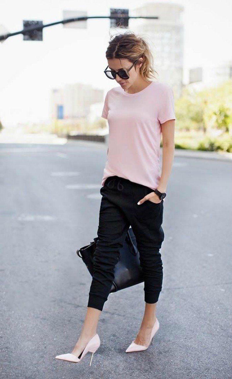 Outfits con pantalones negros para mujeres maduras