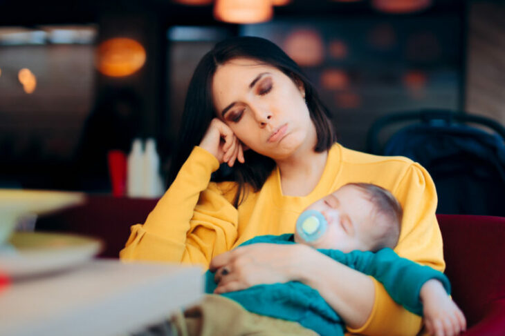 Mamá se queda dormida mientras carga a sus bebés;  Las madres son las que menos tiempo pasan durmiendo en el interior