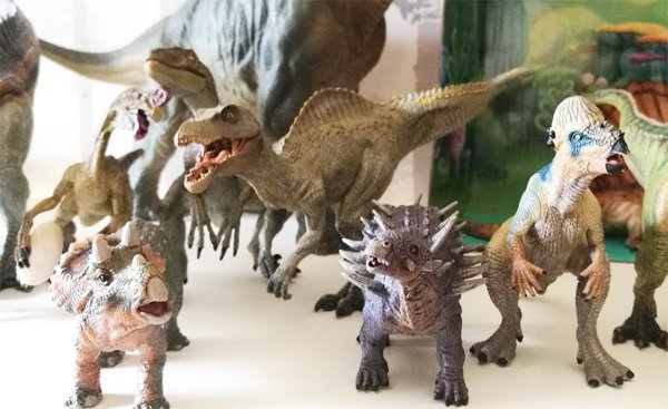 Colección de dinosaurios de diferentes especies. 