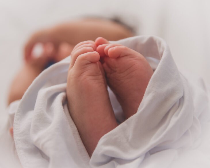 pies de bebé recién nacido;  Nace niño con anticuerpos contra el Covid-19
