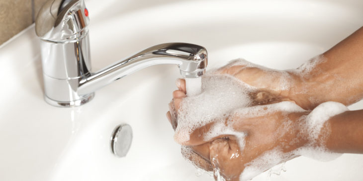 Mujer se lava las manos con agua y jabón