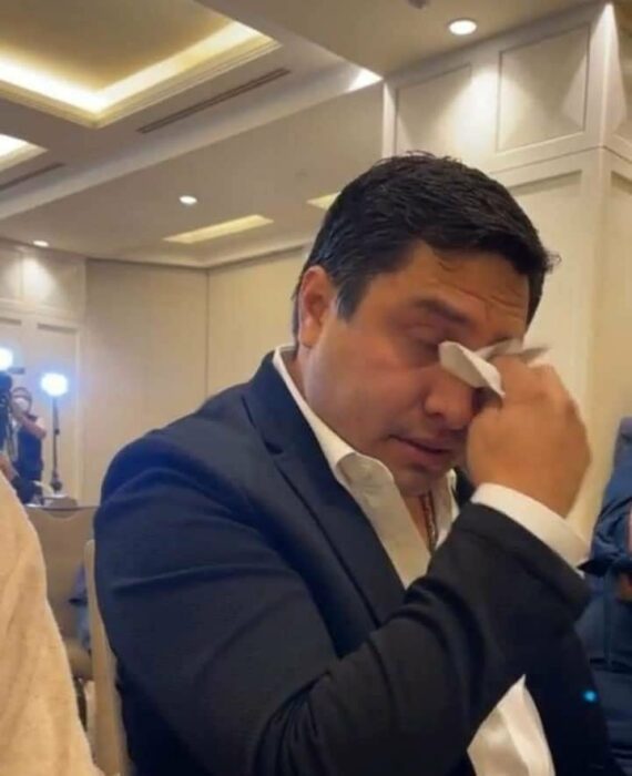 Julión Álvarez se limpia los ojos durante la rueda de prensa del 27 de mayo de 2022