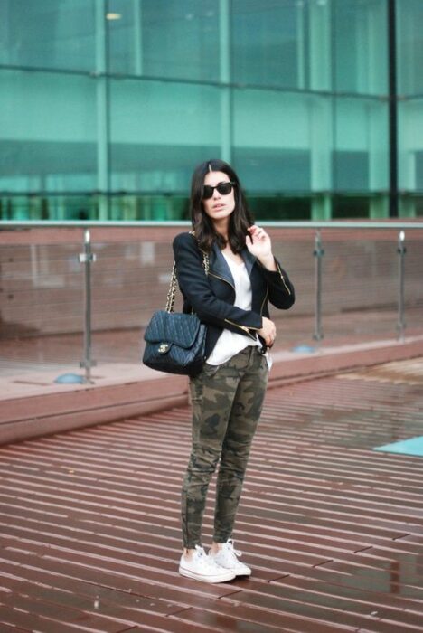 pantalones vaqueros; 13 ideas para llevar ropa de camuflaje sin perder el estilo