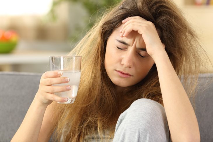 mujer con resaca