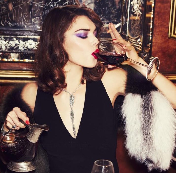 Mujer bebe vino y fuma 