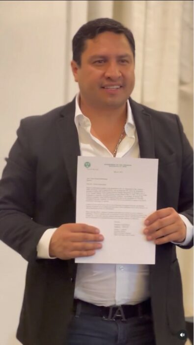Julión Álvarez con su hoja de liberación de la OFAC en EE.UU. 