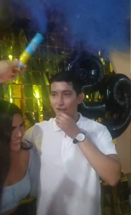 Imagen de niño que fue sorprendido en su fiesta cuando le jugaron una broma sobre ser padre 