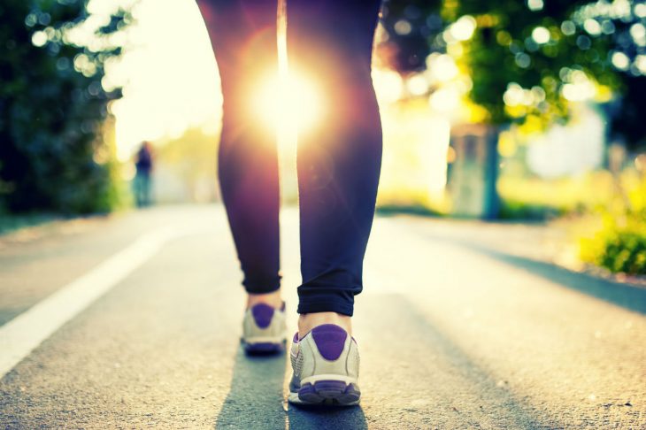 Piernas de mujer con zapatos deportivos caminando 