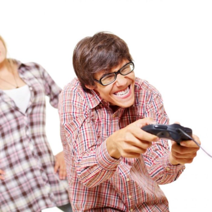 un hombre con gafas y una camisa a cuadros está jugando con un controlador de consola de juegos y detrás de él puedes ver el cuerpo de una mujer mirándolo
