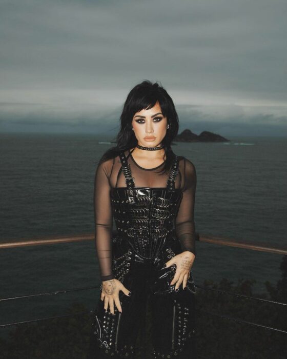 Imagen de Demi Lovato posando en un bote navegando en el mar 