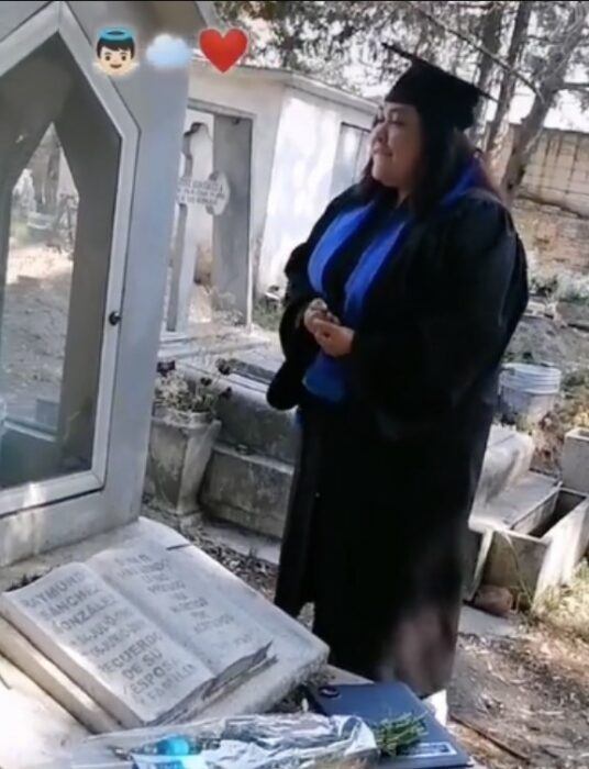 Chica de pie frente a la tumba de su padre con su gorra y vestido
