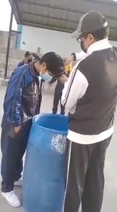 El profesor corta el pelo a sus alumnos y es suspendido por ello 