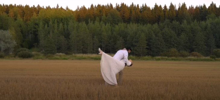 Novia y novio el día de su boda en el campo
