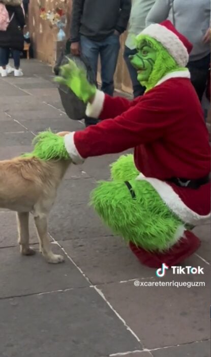 Hombre disfrazado de Grinch enojado con un niño