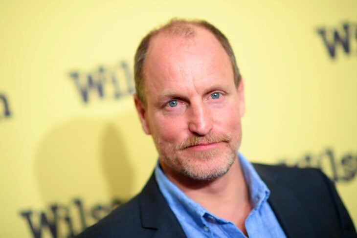 Woody Harrelson en la alfombra roja con un traje oscuro