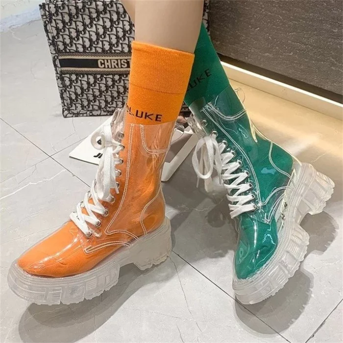 Botas transparentes ; 13 Botines para lluvia que se convertirán en tu básico favorito