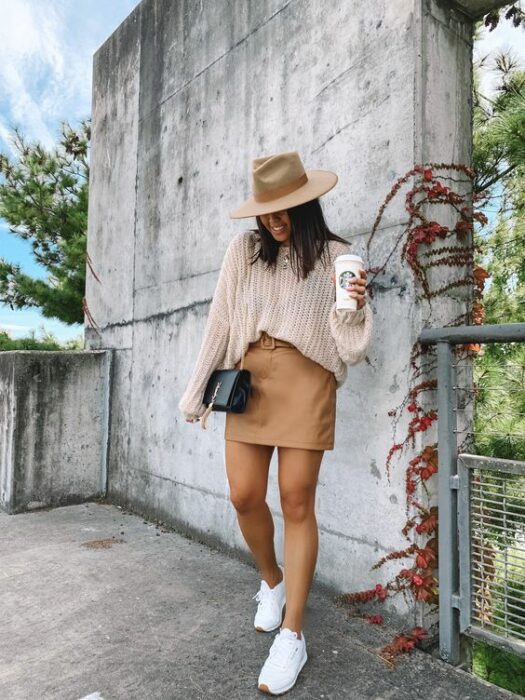 falda corta beige ;15 Ideas para usar tu sombrero favorito