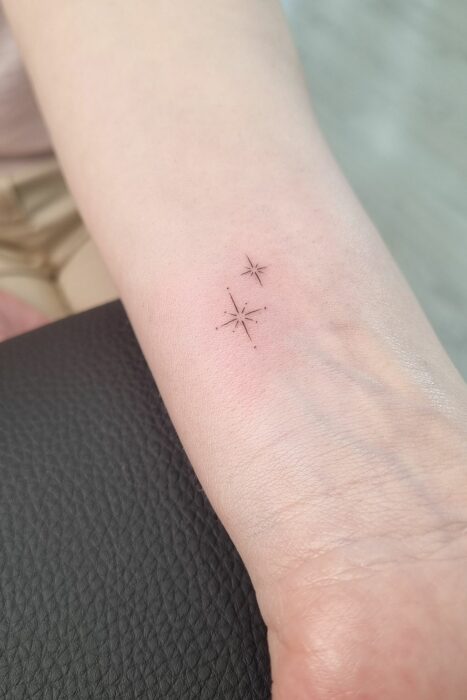 tatoo estrellas en las muñecas