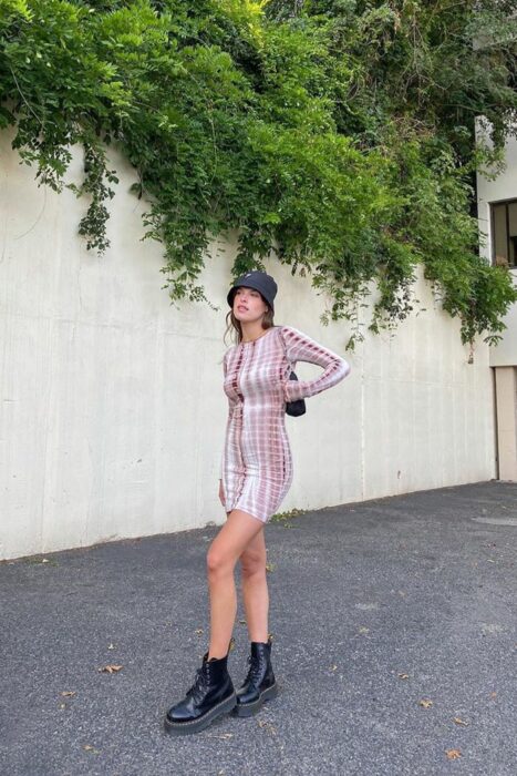 Chica usando un outfit con botas de combate