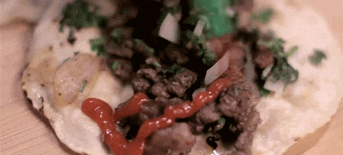 Gif taquito con salsa 
