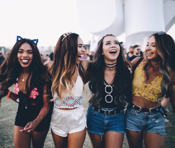 Grupo de mujeres amigas abrazándose y riendo