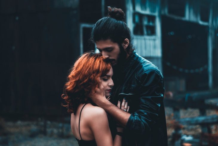 pareja de novios abrazados