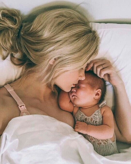 madre e hijos durmiendo