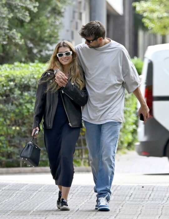 Gerard Piqué y Clara Chía caminando sonrientes por las calles de Barcelona