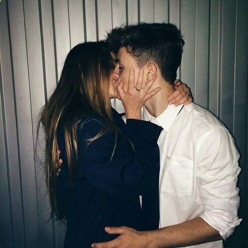 pareja de novios besándose apasionadamente