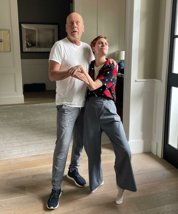 Tallulah Willis posando al lado de su padre Bruce