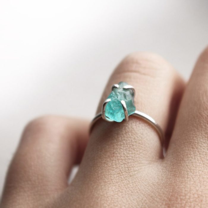 Dedo anular con un anillo 