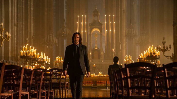 Escena del actor Keanu Reeves en John Wick 4 saliendo de una iglesia