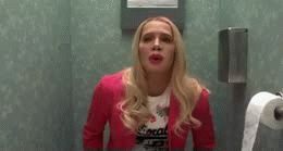 Mujer en el baño tratando de hacer.