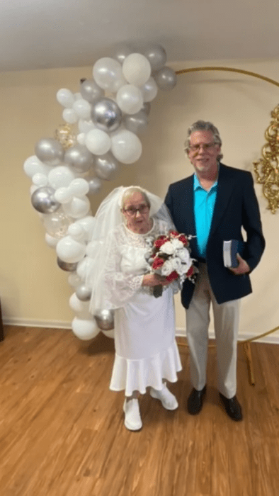 Mujer de 77 años se casó consigo misma a sus 77 años