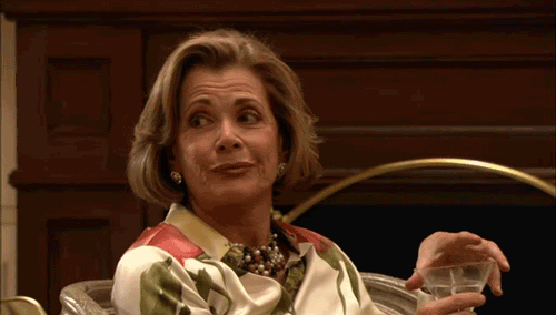 gif señora hace gesto de indiferencia