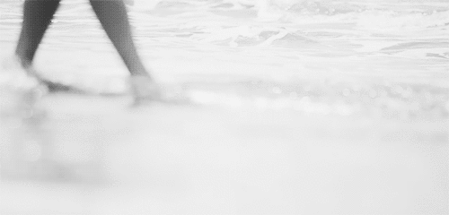 gif persona caminando en la playa