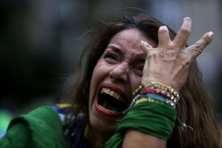mujer en desolación