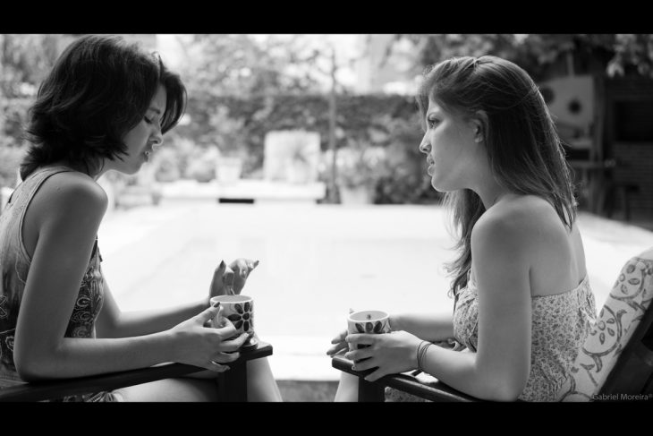 mujer chisme