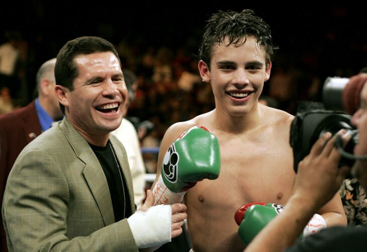 el boxeador Julio Cesar Chávez en el cuadrilátero junto a su hijo el chico lleva guantes de boxeo