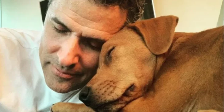 Marco Antonio Regil posando tiernamente con su perrita café