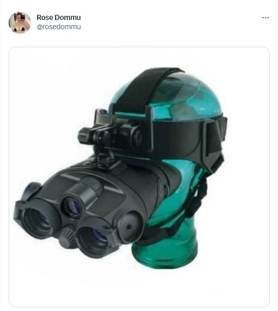 meme sobre las fotos de Wicked con un aparato para ver en la oscuridad