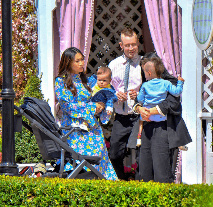 Brenda Song y Macaulay Culkin junto a sus hijos en un centro comercial donde se encontraron con el conejo de Pascua