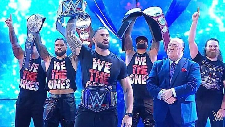 John Cena con su cinturón en la mano