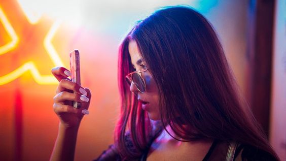 chica con su teléfono celular