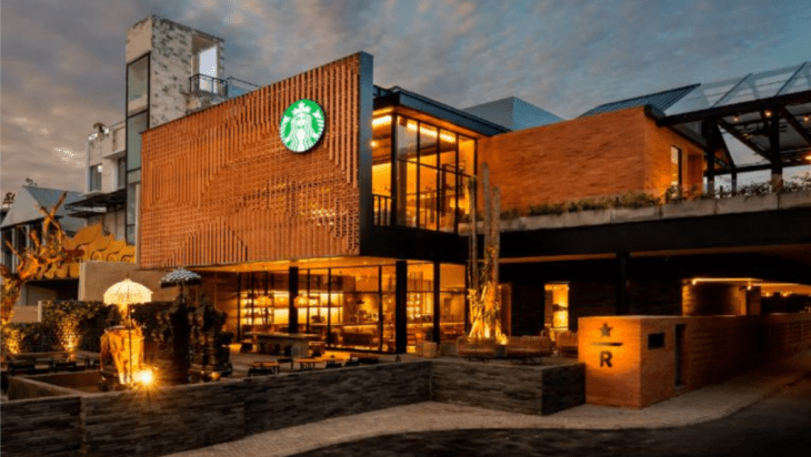 imagen exterior de un local de Starbucks en Estados Unidos