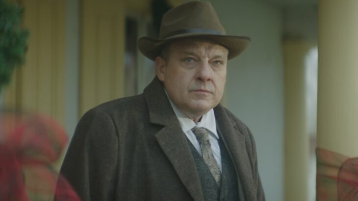 Tom Sizemore en escena con sombrero y traje
