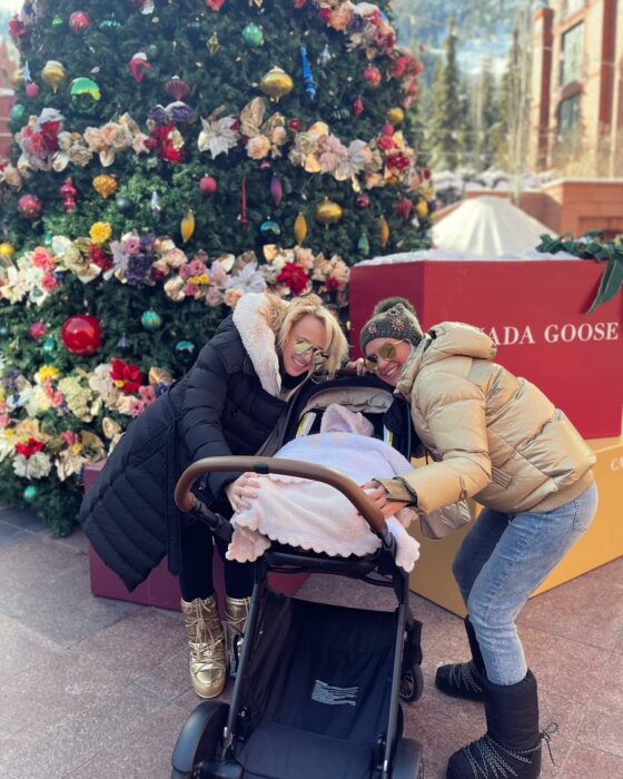 Rebel Wilson, su bebé y su novia frente al árbol de Navidad