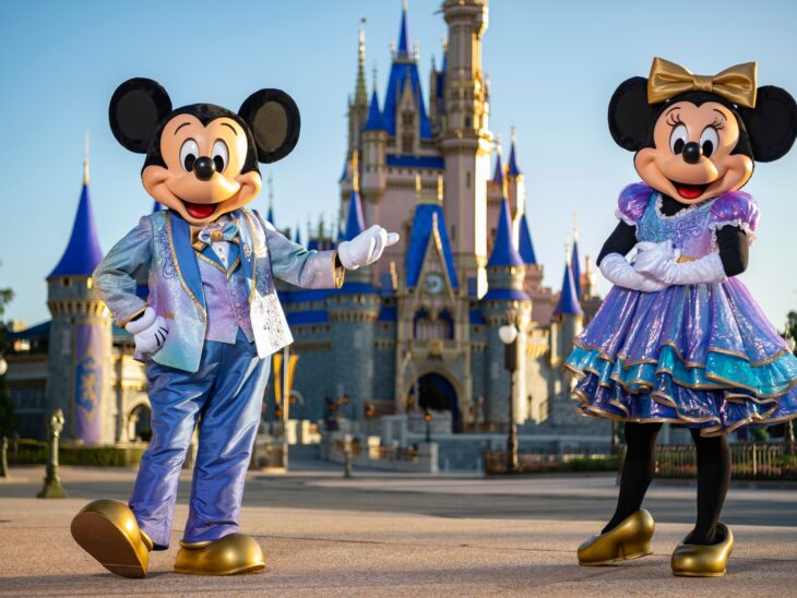 botargas de Mickey Mouse y Minnie Mouse frente al palacio del parque temático de Disneylandia